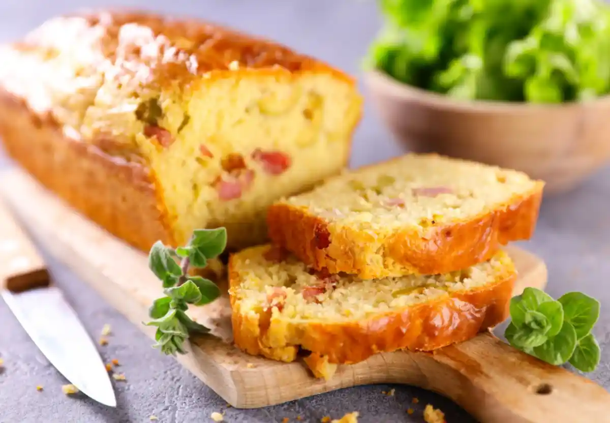 Cake Salé aux Lardons et Olives - Savoureux et Moelleux