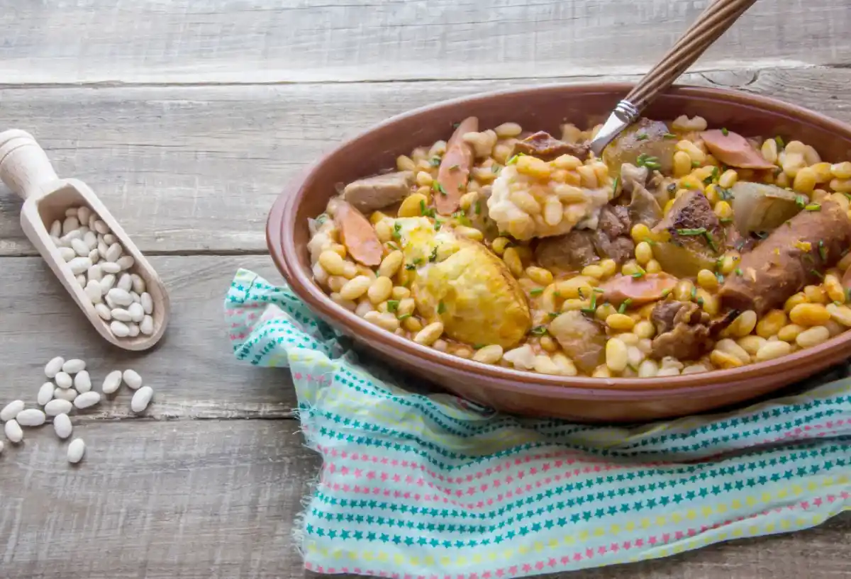 Cassoulet Traditionnel - Le Monument Gastronomique du Sud-Ouest