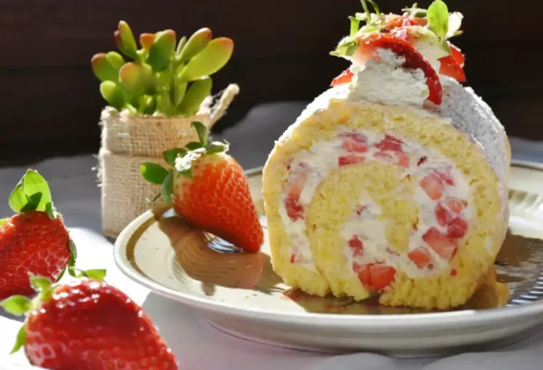 Gâteau Roulé Suisse aux Fraises et Crème Fouettée